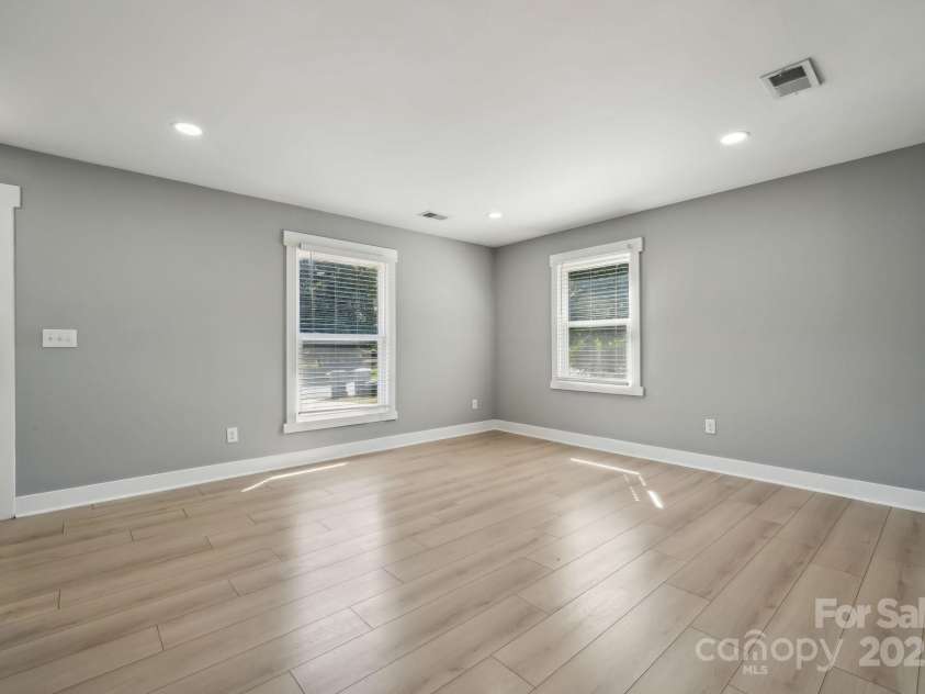 500 Dedmon Drive, Charlotte, NC 28216.  MLS# CAR4247974, YatesRealty ID 8486. Living Room