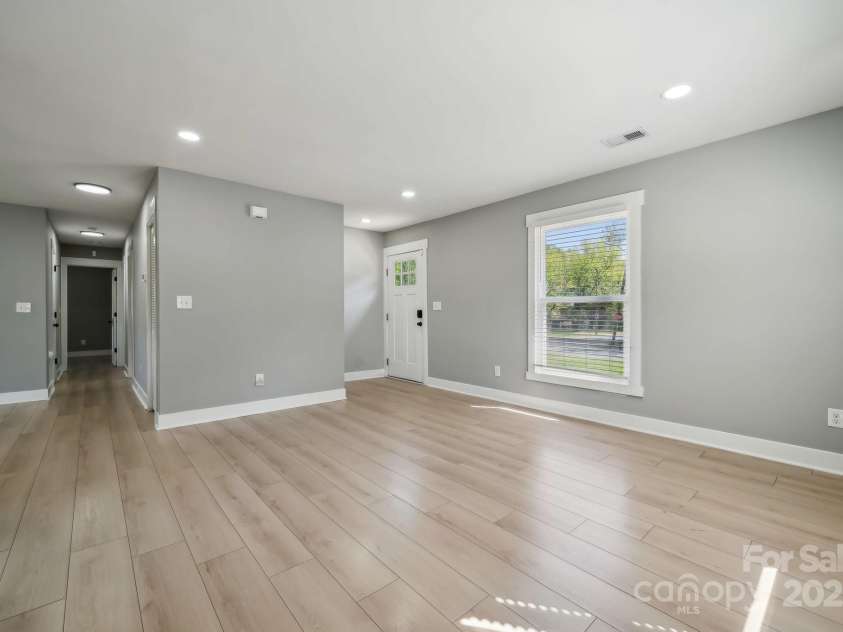 500 Dedmon Drive, Charlotte, NC 28216.  MLS# CAR4247974, YatesRealty ID 8486. Living Room