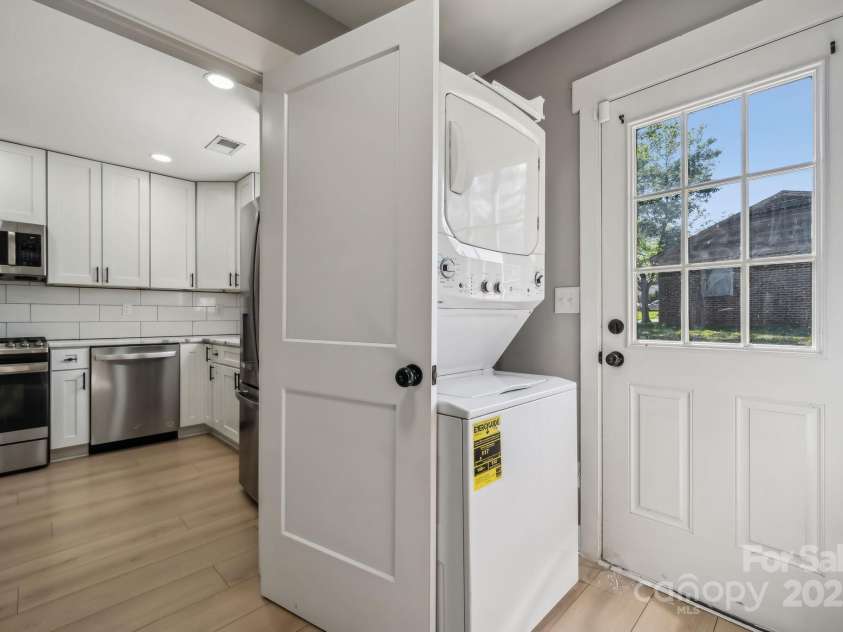 500 Dedmon Drive, Charlotte, NC 28216.  MLS# CAR4247974, YatesRealty ID 8486. Mud Room/ Laundry Room