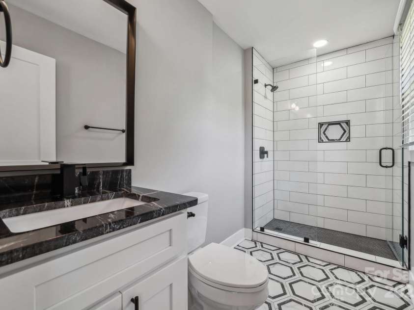 500 Dedmon Drive, Charlotte, NC 28216.  MLS# CAR4247974, YatesRealty ID 8486. Primary En Suite Bathroom