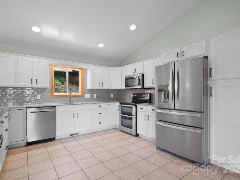 250 Bannock Drive, Clyde, NC 28721.  MLS# CAR4243245, YatesRealty ID 8487. 