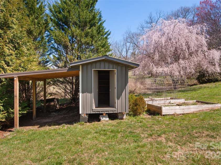 250 Bannock Drive, Clyde, NC 28721.  MLS# CAR4243245, YatesRealty ID 8487. 