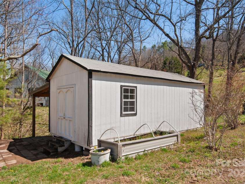 250 Bannock Drive, Clyde, NC 28721.  MLS# CAR4243245, YatesRealty ID 8487. 