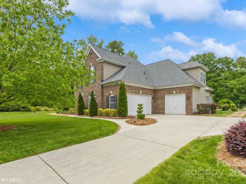 10012 Royal Colony Drive, Waxhaw, NC 28173.  MLS# CAR4250222, YatesRealty ID 8489. 3 Car Garage