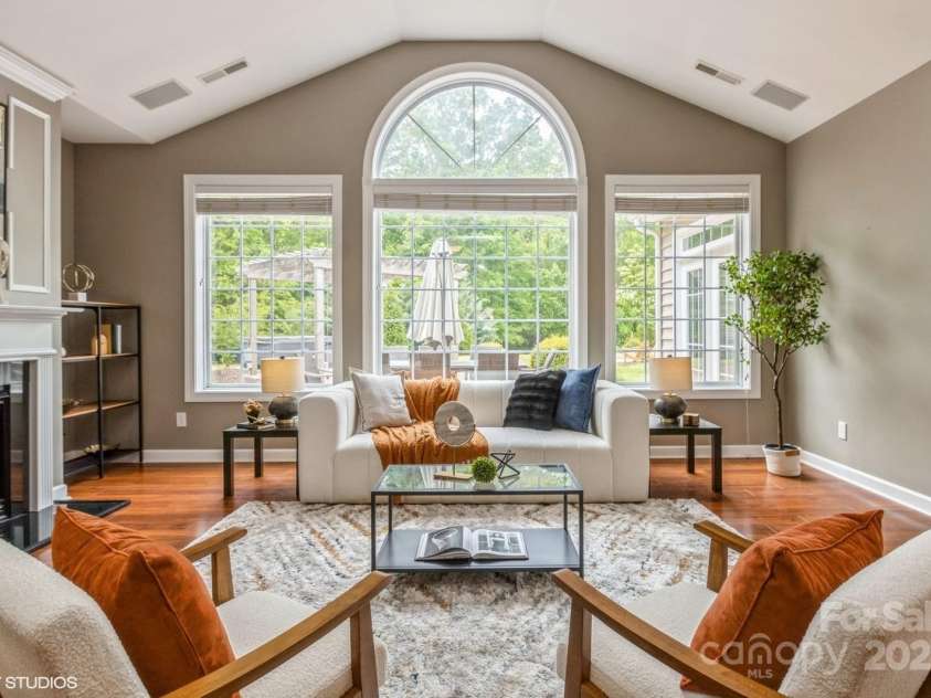 10012 Royal Colony Drive, Waxhaw, NC 28173.  MLS# CAR4250222, YatesRealty ID 8489. All the natural light!