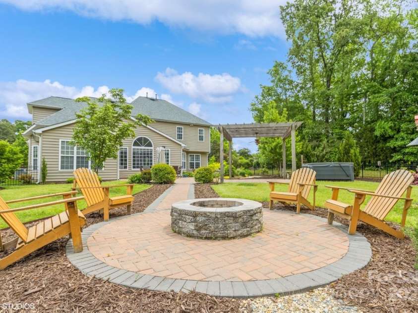 10012 Royal Colony Drive, Waxhaw, NC 28173.  MLS# CAR4250222, YatesRealty ID 8489. Fire Pit