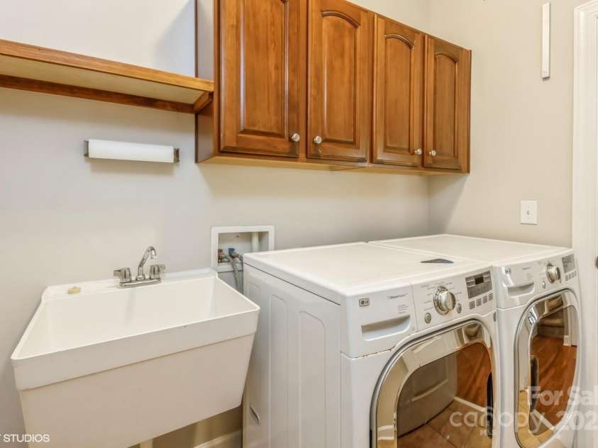 10012 Royal Colony Drive, Waxhaw, NC 28173.  MLS# CAR4250222, YatesRealty ID 8489. Main level laundry