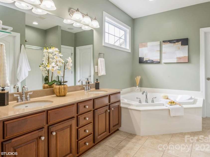 10012 Royal Colony Drive, Waxhaw, NC 28173.  MLS# CAR4250222, YatesRealty ID 8489. Primary Bath