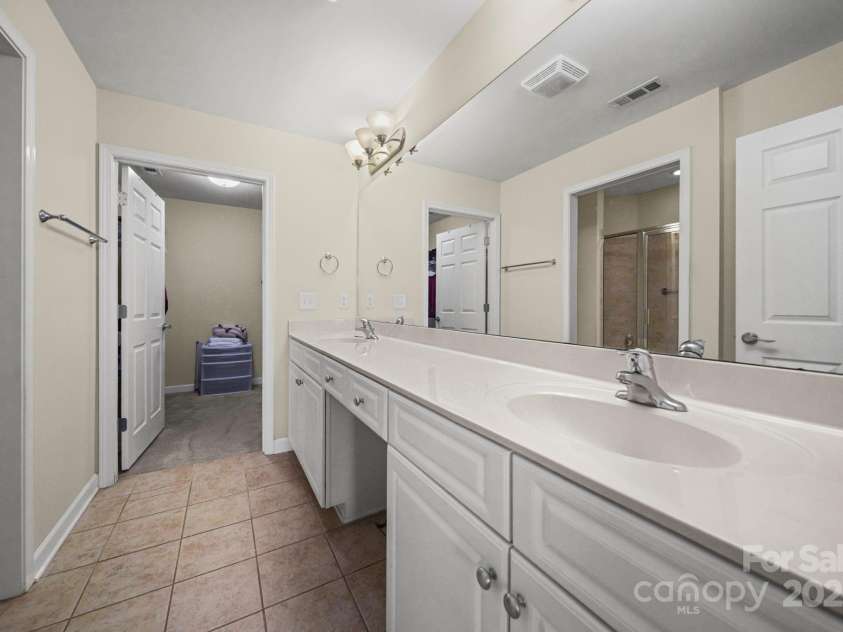 248 Lone Oak Circle, Rock Hill, SC 29732.  MLS# CAR4310437, YatesRealty ID 8489. :Primary Full Bath