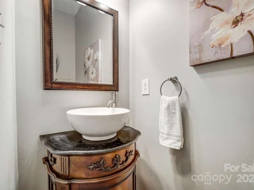 6519 Summertree Lane, Charlotte, NC 28270.  MLS# CAR4241201, YatesRealty ID 8490. HALF BATH ON MAIN