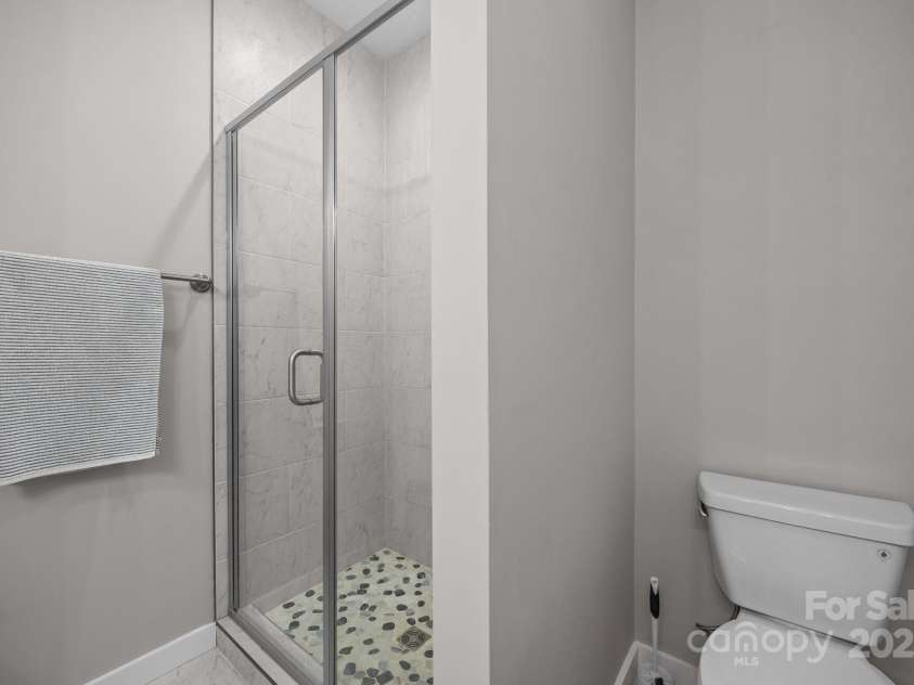 19 Sage Crest Loop, Weaverville, NC 28787.  MLS# CAR4218561, YatesRealty ID 8491. Primary bathroom