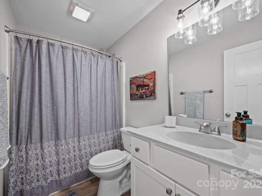 19 Sage Crest Loop, Weaverville, NC 28787.  MLS# CAR4218561, YatesRealty ID 8491. Upstairs bathroom