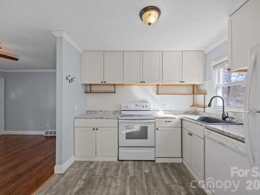 398 Sand Hill Road, Asheville, NC 28806.  MLS# CAR4329820, YatesRealty ID 8493. 
