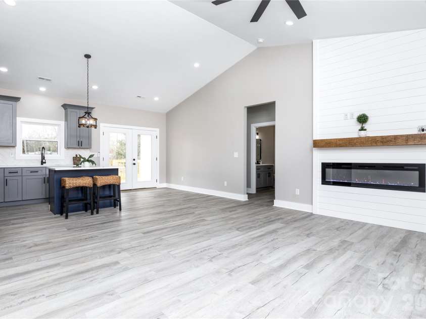 1949 Colonial Lane, Hickory, NC 28601.  MLS# CAR4351575, YatesRealty ID 8494. 