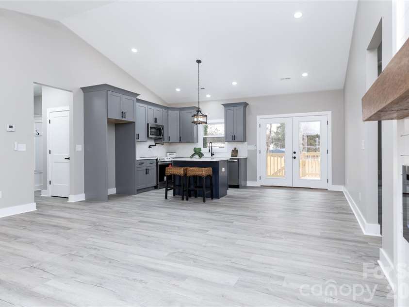 1949 Colonial Lane, Hickory, NC 28601.  MLS# CAR4351575, YatesRealty ID 8494. 