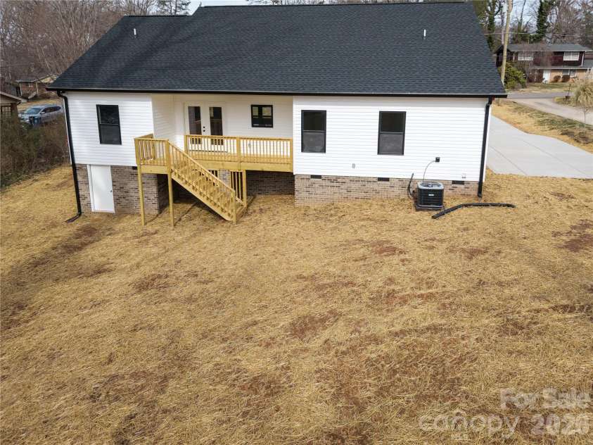 1949 Colonial Lane, Hickory, NC 28601.  MLS# CAR4351575, YatesRealty ID 8494. 