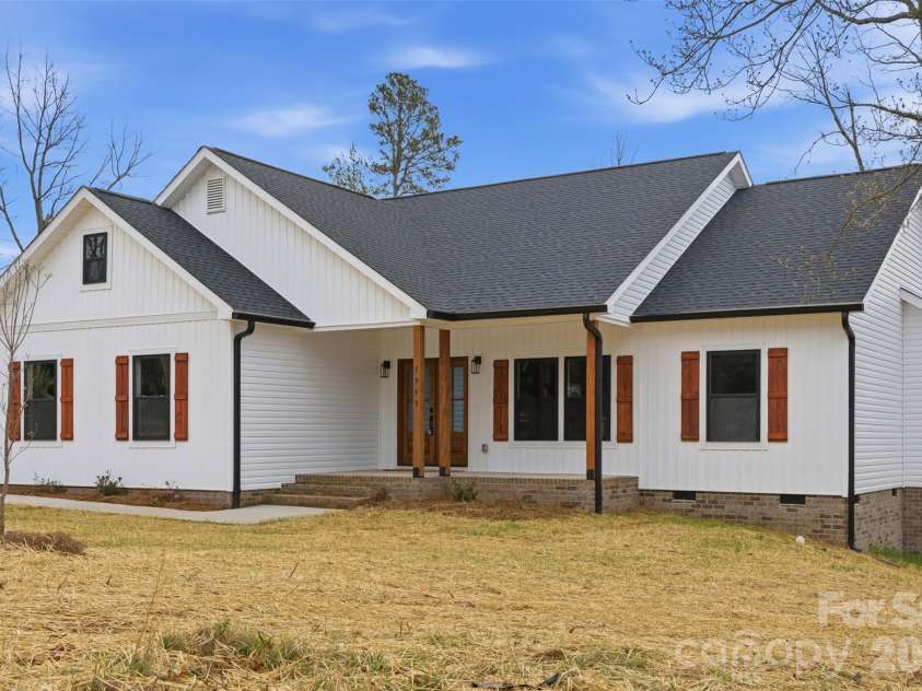 1949 Colonial Lane, Hickory, NC 28601.  MLS# CAR4351575, YatesRealty ID 8494. 