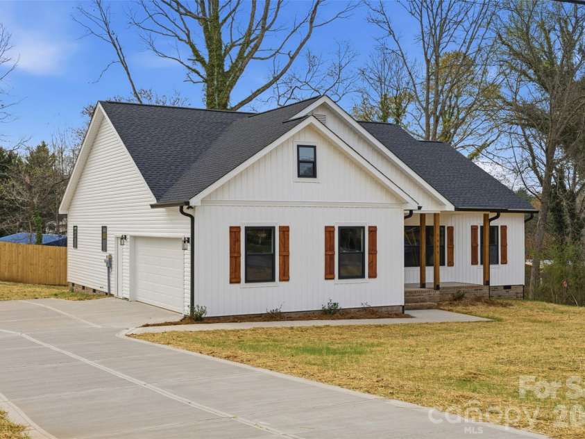 1949 Colonial Lane, Hickory, NC 28601.  MLS# CAR4351575, YatesRealty ID 8494. 