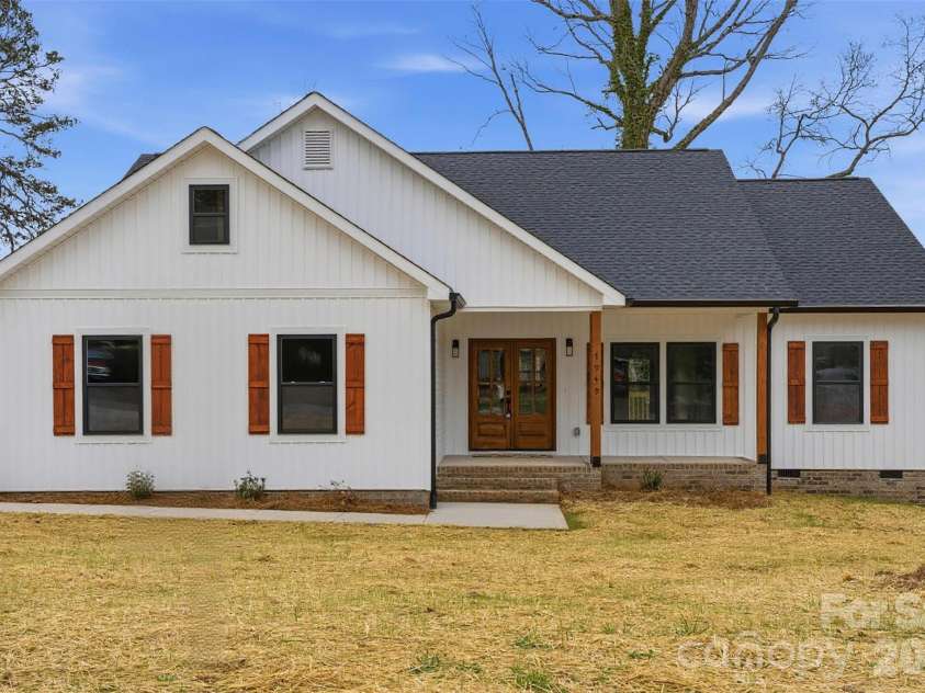 1949 Colonial Lane, Hickory, NC 28601.  MLS# CAR4351575, YatesRealty ID 8494. 