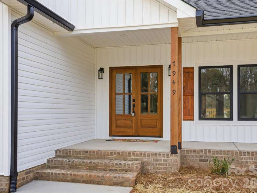 1949 Colonial Lane, Hickory, NC 28601.  MLS# CAR4351575, YatesRealty ID 8494. 