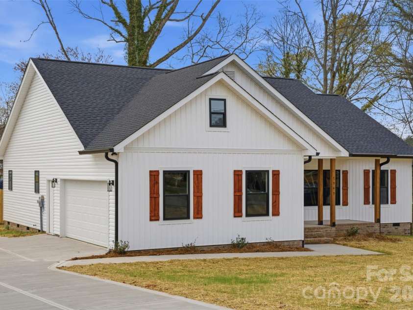 1949 Colonial Lane, Hickory, NC 28601.  MLS# CAR4351575, YatesRealty ID 8494. 