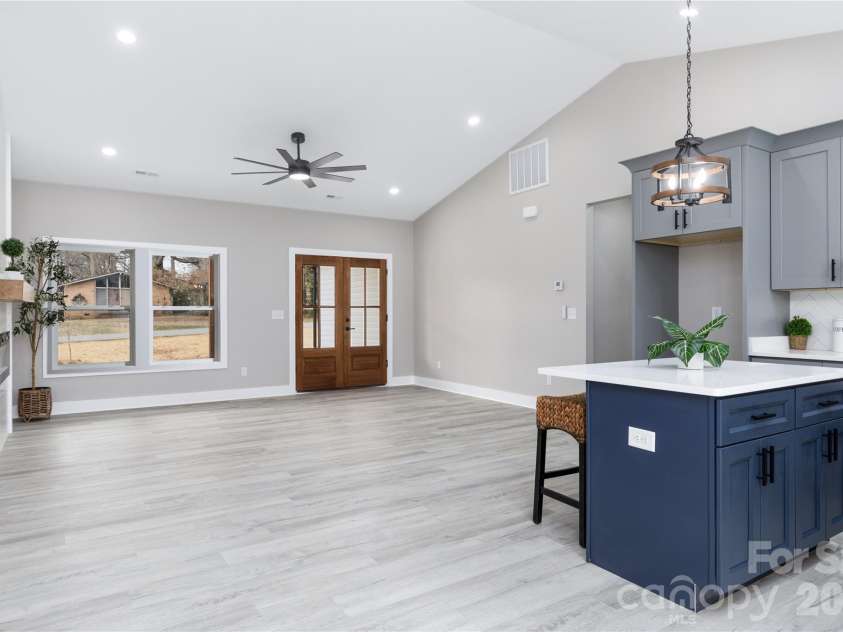 1949 Colonial Lane, Hickory, NC 28601.  MLS# CAR4351575, YatesRealty ID 8494. Breakfast/Family Room