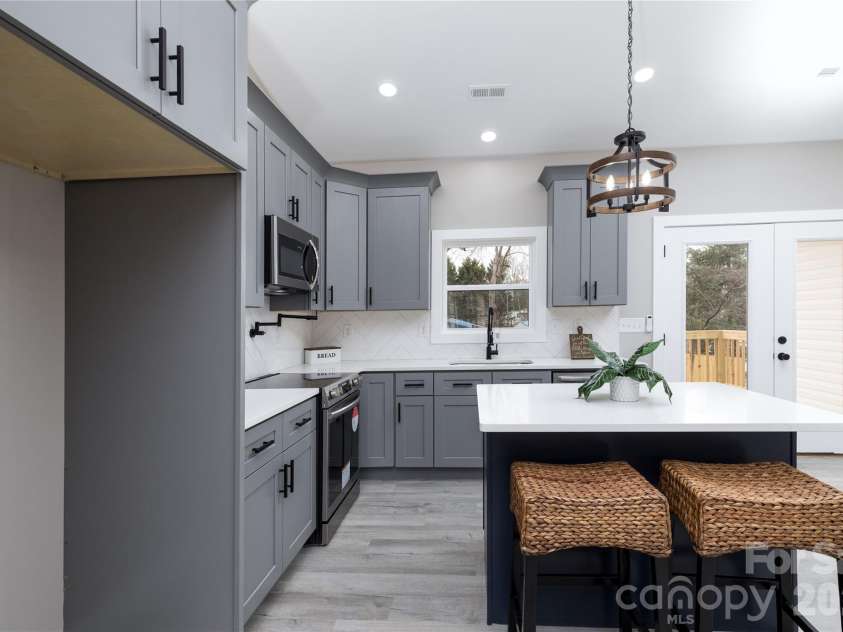 1949 Colonial Lane, Hickory, NC 28601.  MLS# CAR4351575, YatesRealty ID 8494. Kitchen