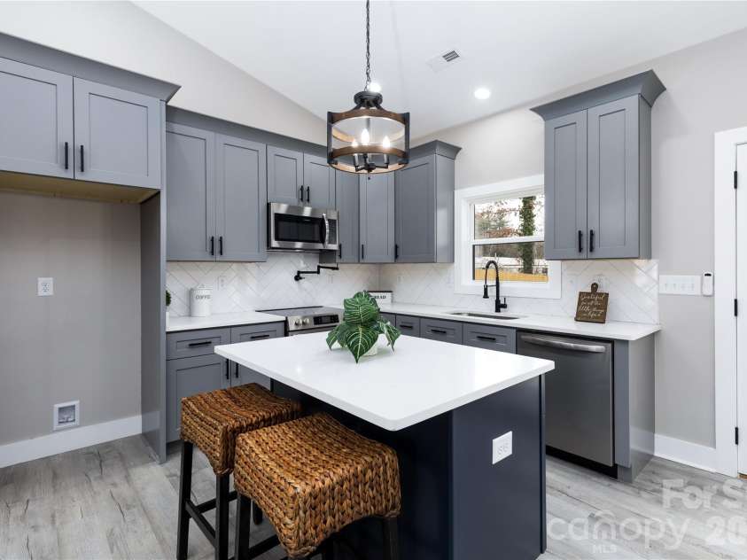 1949 Colonial Lane, Hickory, NC 28601.  MLS# CAR4351575, YatesRealty ID 8494. Kitchen