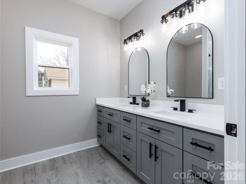 1949 Colonial Lane, Hickory, NC 28601.  MLS# CAR4351575, YatesRealty ID 8494. Primary Bath
