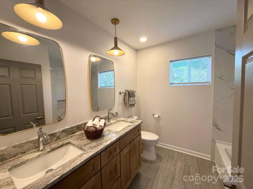 401 Baker Street, Gastonia, NC 28052.  MLS# CAR4247193, YatesRealty ID 8498. Owner's Bath