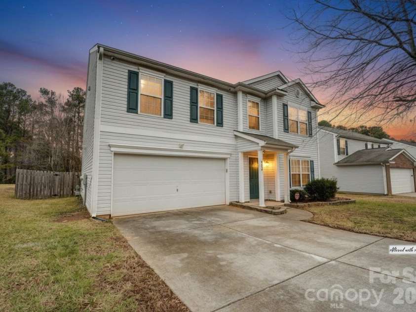 4024 Larkhaven Village Drive, Charlotte, NC 28215.  MLS# CAR4335131, YatesRealty ID 8499. 