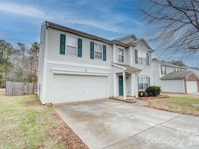 4024 Larkhaven Village Drive, Charlotte, NC 28215.  MLS# CAR4335131, YatesRealty ID 8499. 