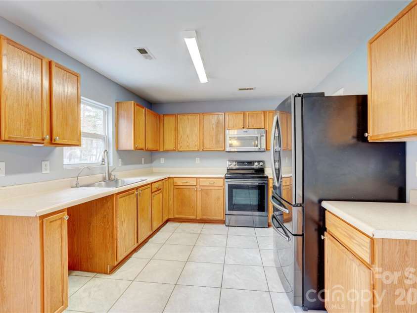 4024 Larkhaven Village Drive, Charlotte, NC 28215.  MLS# CAR4335131, YatesRealty ID 8499. 