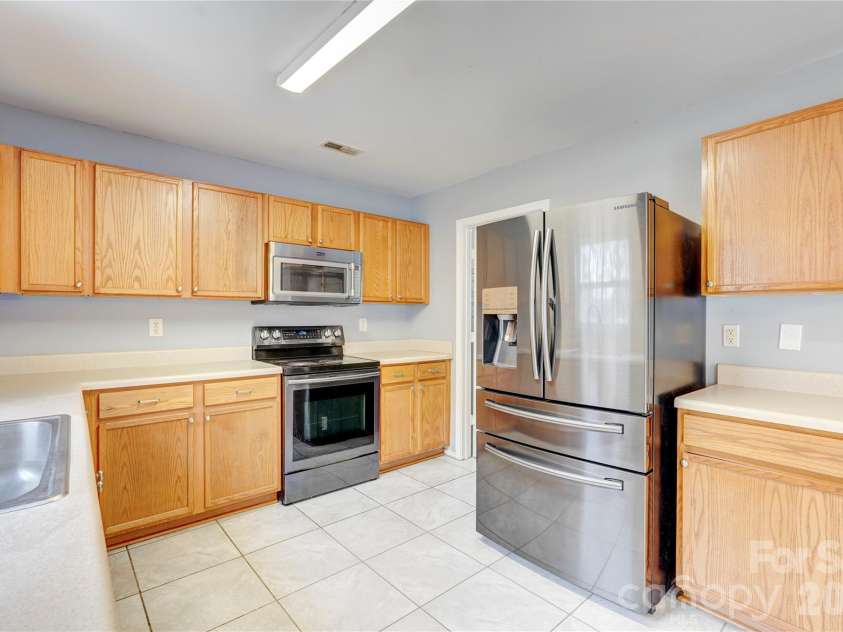 4024 Larkhaven Village Drive, Charlotte, NC 28215.  MLS# CAR4335131, YatesRealty ID 8499. 
