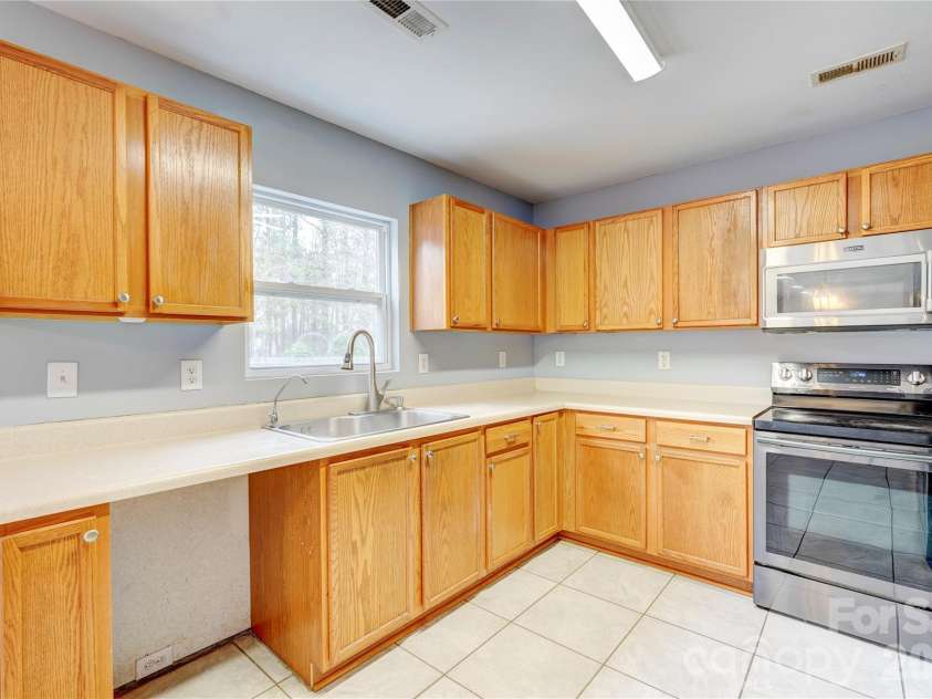 4024 Larkhaven Village Drive, Charlotte, NC 28215.  MLS# CAR4335131, YatesRealty ID 8499. 