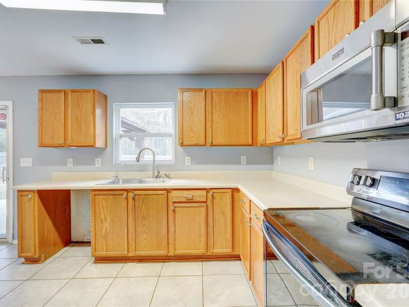4024 Larkhaven Village Drive, Charlotte, NC 28215.  MLS# CAR4335131, YatesRealty ID 8499. 