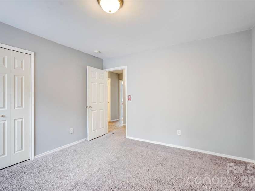 4024 Larkhaven Village Drive, Charlotte, NC 28215.  MLS# CAR4335131, YatesRealty ID 8499. 