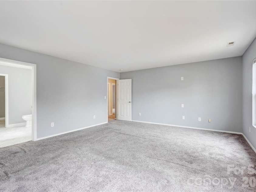 4024 Larkhaven Village Drive, Charlotte, NC 28215.  MLS# CAR4335131, YatesRealty ID 8499. 