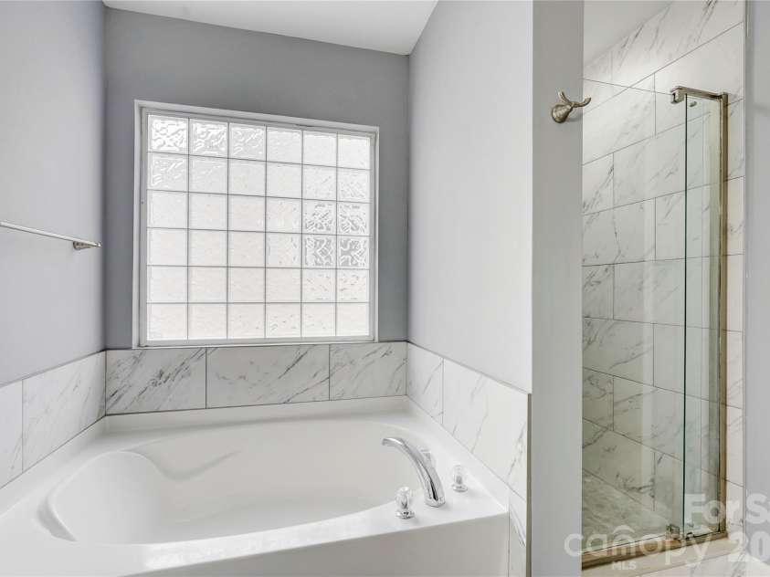 4024 Larkhaven Village Drive, Charlotte, NC 28215.  MLS# CAR4335131, YatesRealty ID 8499. 