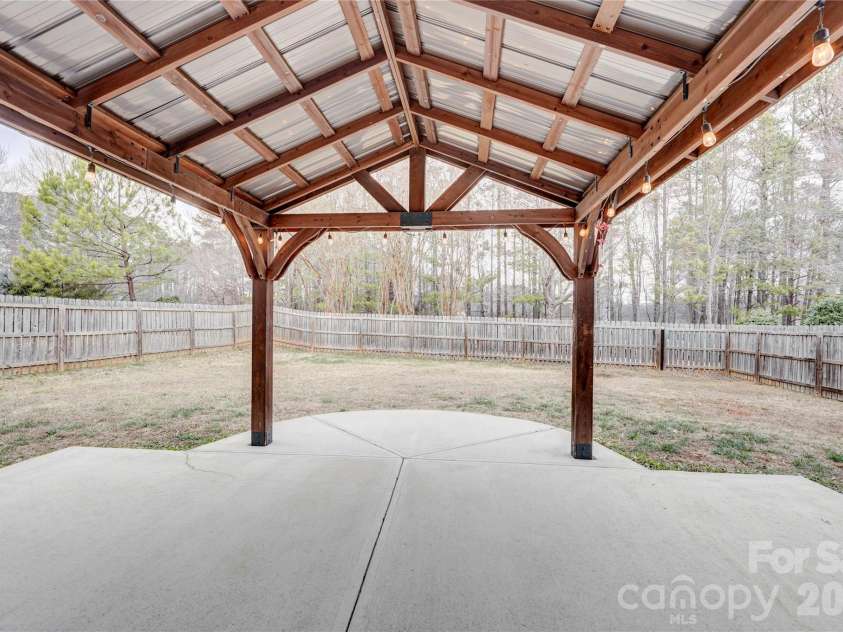 4024 Larkhaven Village Drive, Charlotte, NC 28215.  MLS# CAR4335131, YatesRealty ID 8499. 