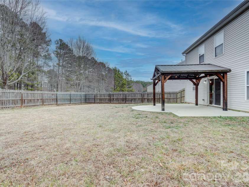 4024 Larkhaven Village Drive, Charlotte, NC 28215.  MLS# CAR4335131, YatesRealty ID 8499. 
