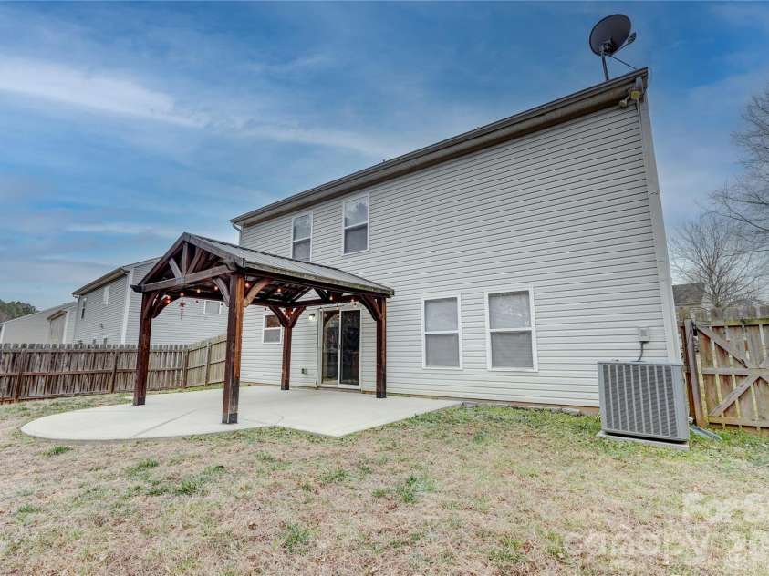 4024 Larkhaven Village Drive, Charlotte, NC 28215.  MLS# CAR4335131, YatesRealty ID 8499. 