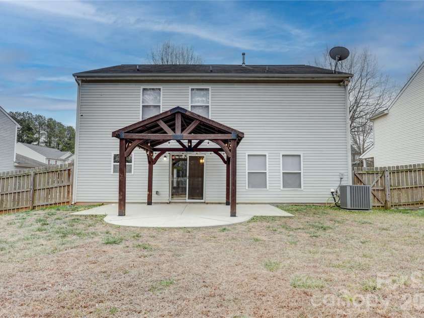 4024 Larkhaven Village Drive, Charlotte, NC 28215.  MLS# CAR4335131, YatesRealty ID 8499. 