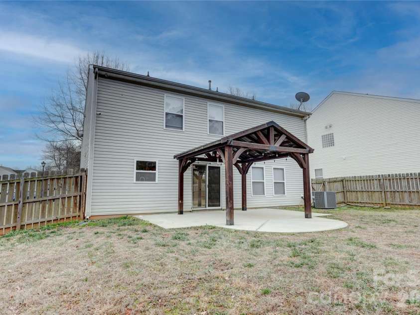 4024 Larkhaven Village Drive, Charlotte, NC 28215.  MLS# CAR4335131, YatesRealty ID 8499. 