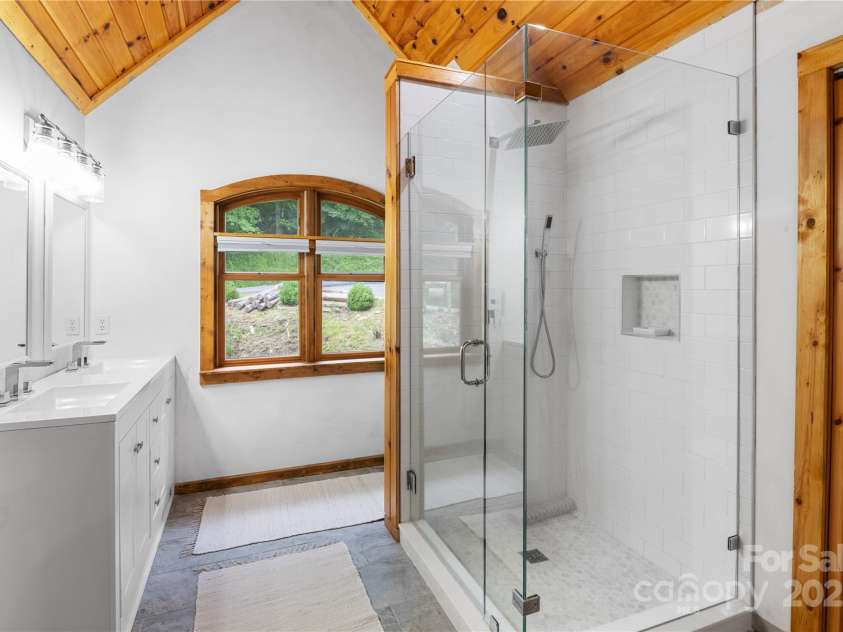 205 Chestnut Village, Mars Hill, NC 28754.  MLS# CAR4273023, YatesRealty ID 85. Upstairs bathroom