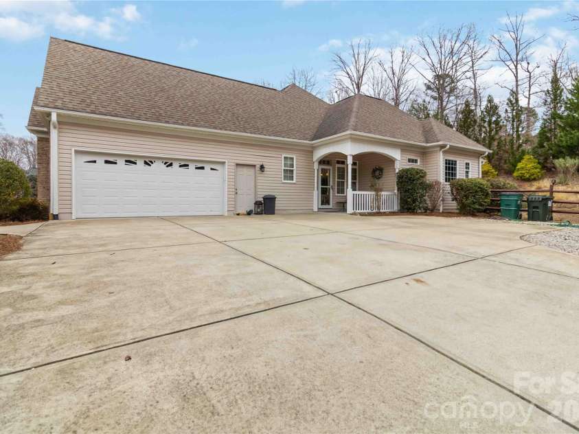 345 Clarendon Estates Drive, Clover, SC 29710.  MLS# CAR4337177, YatesRealty ID 8500. 