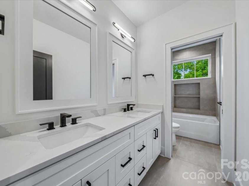 2033 South Street, Charlotte, NC 28208.  MLS# CAR4408200, YatesRealty ID 8501. Bathroom