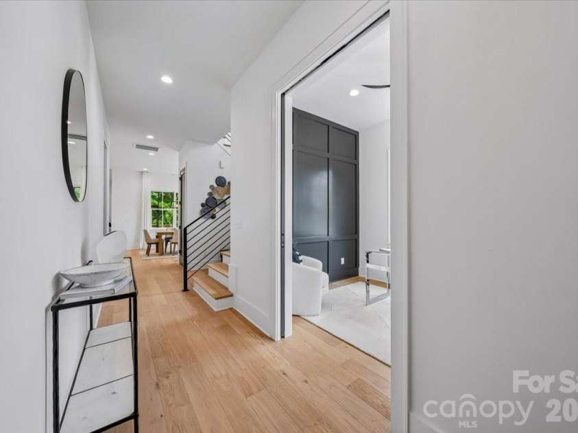 2033 South Street, Charlotte, NC 28208.  MLS# CAR4408200, YatesRealty ID 8501. Foyer