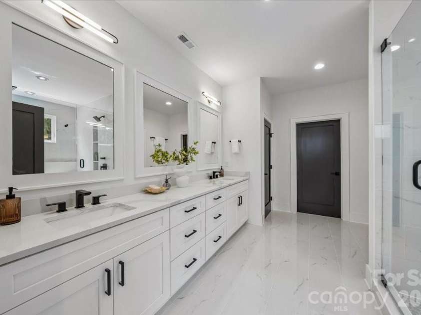 2033 South Street, Charlotte, NC 28208.  MLS# CAR4408200, YatesRealty ID 8501. Primary Bathroom