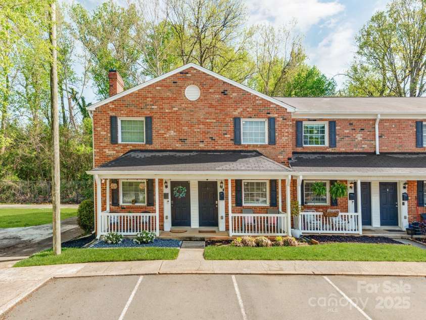 1217 Green Oaks Lane, Charlotte, NC 28205.  MLS# CAR4244452, YatesRealty ID 8506. 